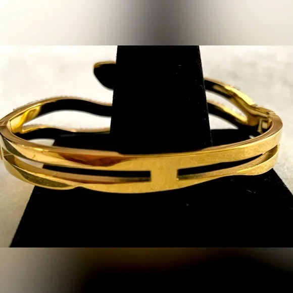 Beautiful Gold Tone Finish Snake Bangle, NWOT! - Picture 3 of 3